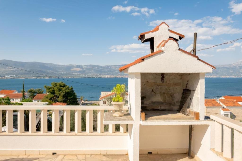 Ferienwohnung In Arbanija Mit Meerblick, Balkon, Klimaanlage, W-Lan 5137-1 Trogir Exteriör bild