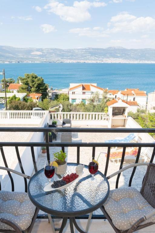 Ferienwohnung In Arbanija Mit Meerblick, Balkon, Klimaanlage, W-Lan 5137-1 Trogir Exteriör bild