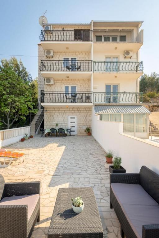 Ferienwohnung In Arbanija Mit Meerblick, Balkon, Klimaanlage, W-Lan 5137-1 Trogir Exteriör bild